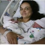 Mujer de 58 anos da a luz a gemelos y su historia