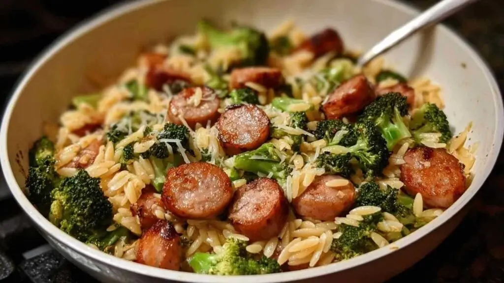 Orzo aux Saucisses de Poulet et Brocolis