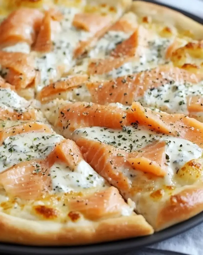 Pizza au Saumon Fumé, Crème Fraîche et Mozzarella – Recette delicieux