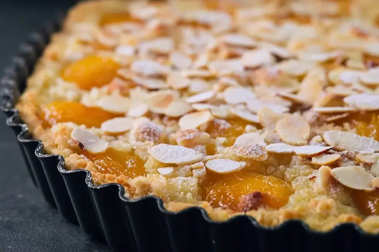 Clafoutis mirabelles amandes : le dessert de saison au doux parfum d’amaretto