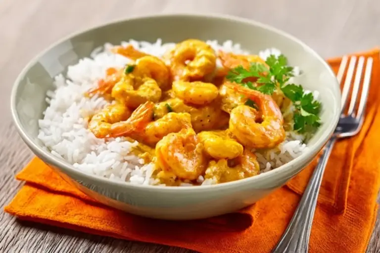 Crevettes au curry et coco : un voyage gourmand en 35 minutes