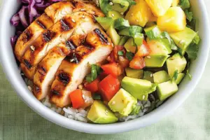 Poke Bowl de Poulet Barbecue à l’Hawaïenne